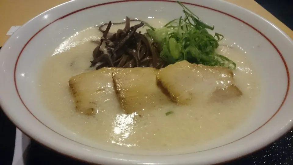 Snapdishの料理写真:博多とんこつラーメン|サイファさん