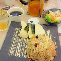 Snapdishの料理写真:organic fried rice with orange ginger drink #malaysia|farrah dinaさん