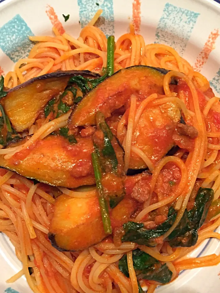 Tomato sauce pasta with eggplant and spinach.|Heather Westhaverさん