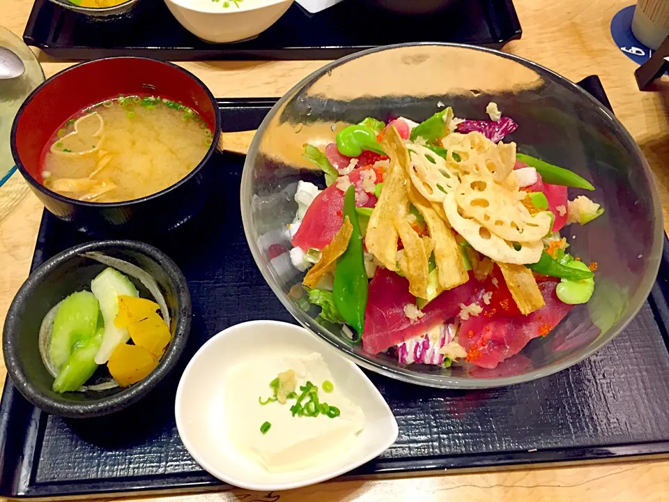 Snapdishの料理写真:サーモンとアボカドの菜園丼|田中めぐみさん