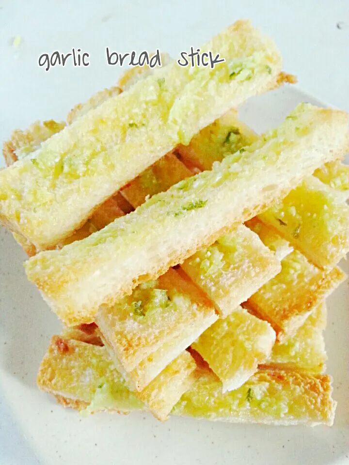 Snapdishの料理写真:garlic bread stick|Niki Nieeさん