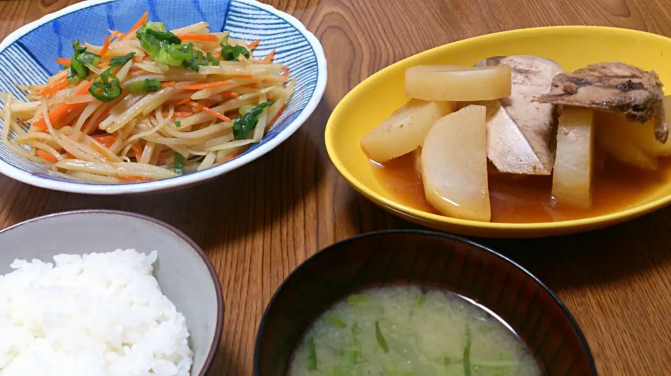 Snapdishの料理写真:・ぶり大根
・じゃが芋の香り炒め(ごま油＆醤油)
・白菜の味噌汁|ようかんさん