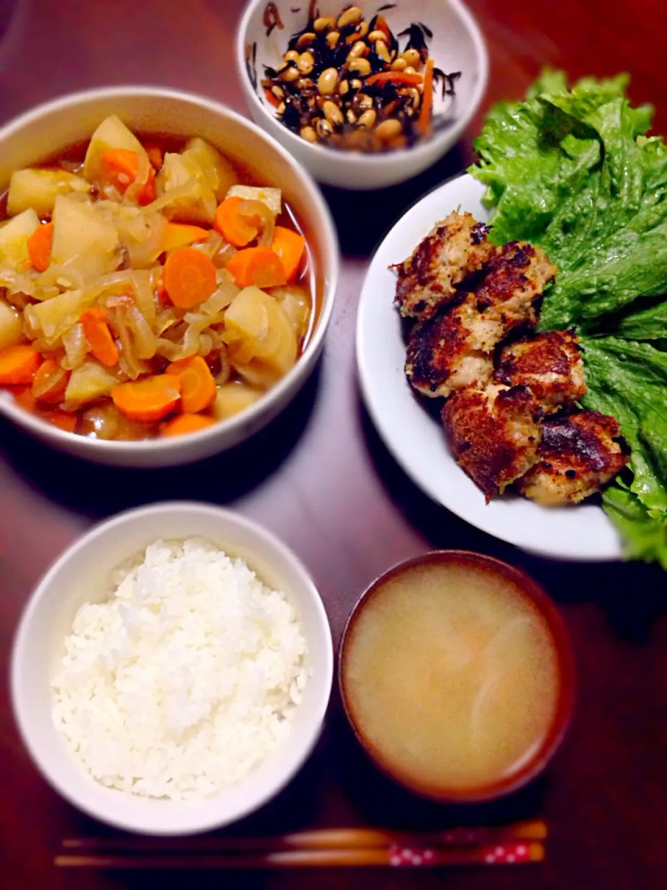 Snapdishの料理写真:じゃがいもの煮物&ひじき豆鶏肉のチーズ焼き&大根の味噌汁💓|あゆかさん