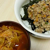 Snapdishの料理写真:ひき肉丼と赤から鍋( ´∀｀)|りえこさん