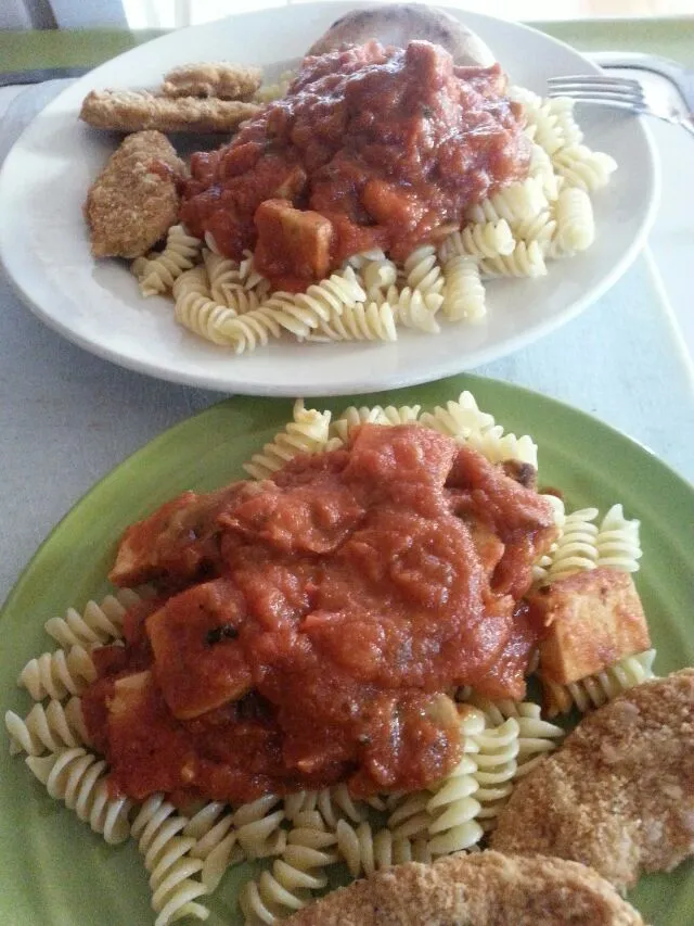 pasta with mushroom and tofu marinara with a side of gardein chix tenders.|Polly Gelfusoさん