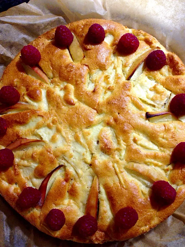 Snapdishの料理写真:Austrian Apple cake with fresh vanilla and raspberries|Aliceさん