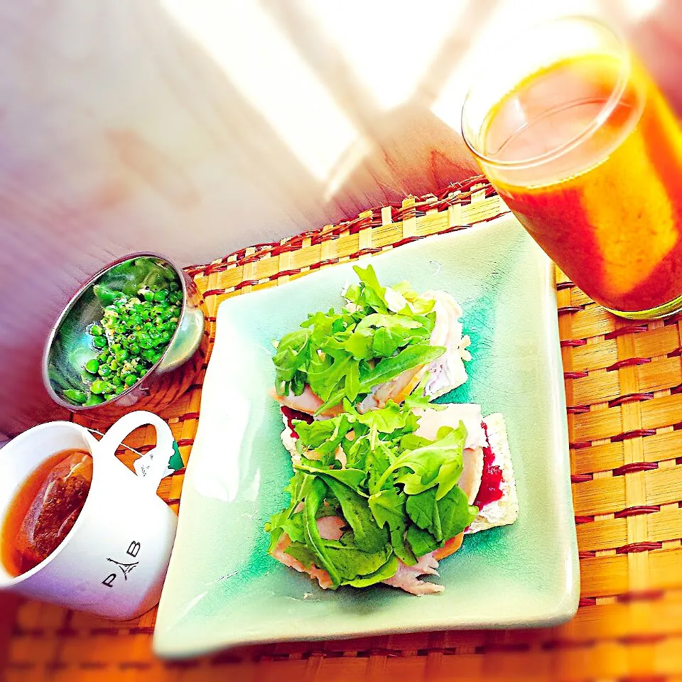 Turkey, cranberry sauce, cream cheese, and baby arugula on gluten free crisp bread + parmesan peas|Kompeito_cooksさん