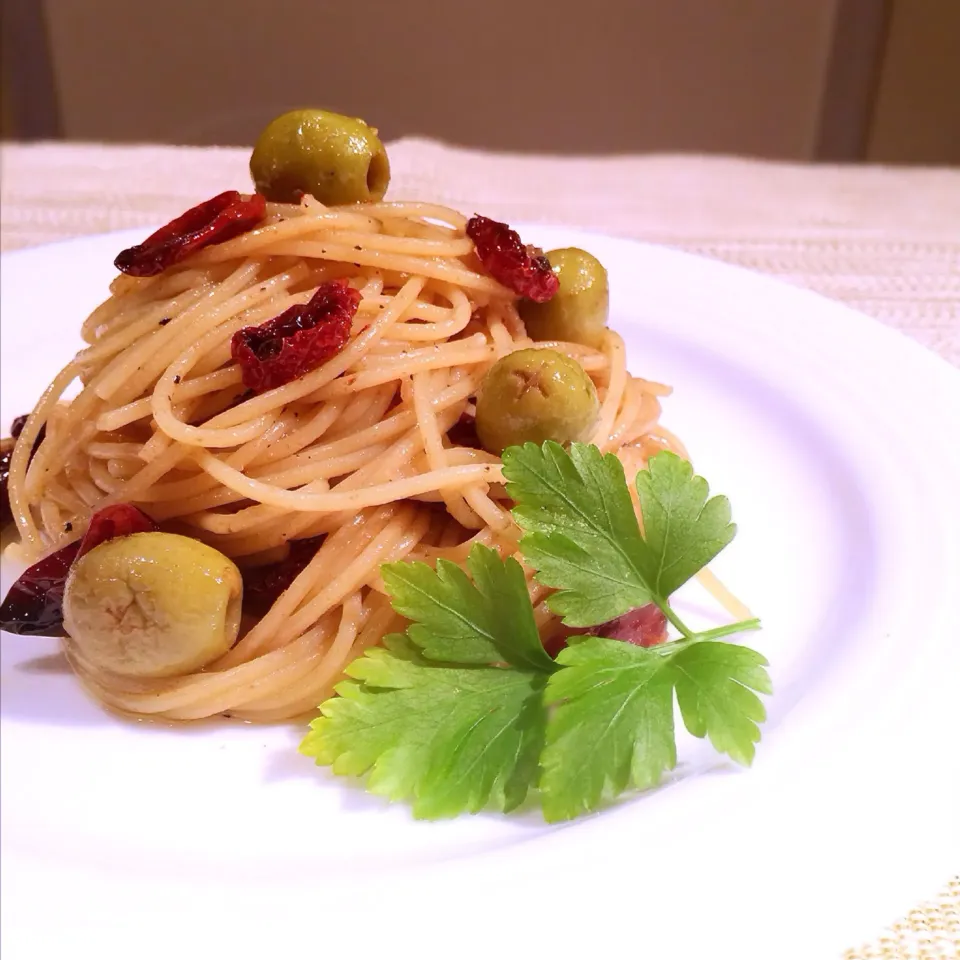 Snapdishの料理写真:自家製ドライトマトとオリーブのパスタです☆|ビビチョコさん