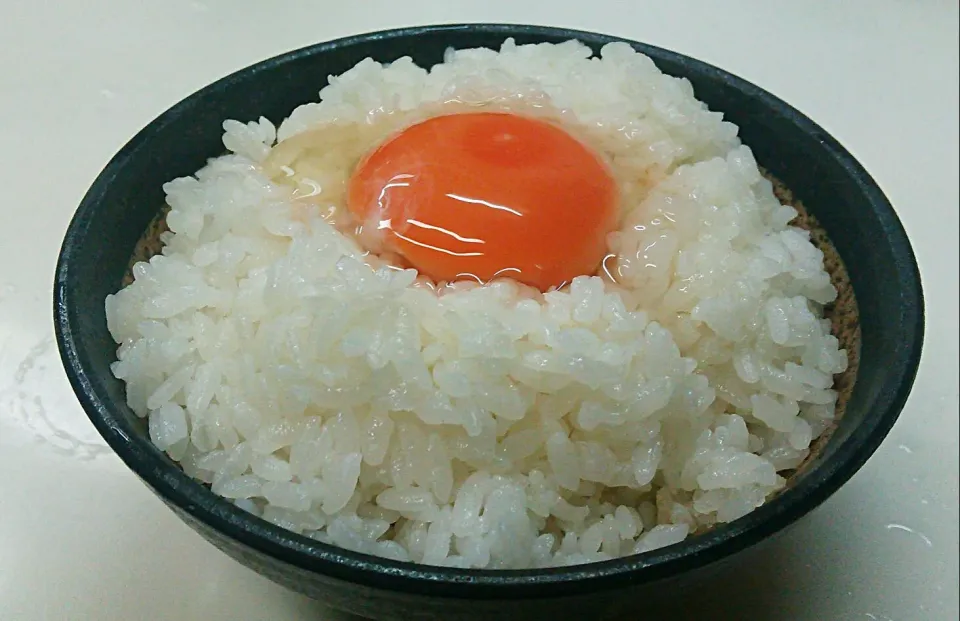 朝は、炊きたてご飯🍚に生たまご🐔日本人である事を幸せに思えるご飯ですわ💮|にゃあ（芸名）さん