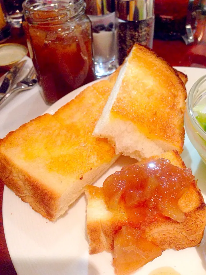 Snapdishの料理写真:手作りジャムでモーニング( ^ω^ ) breakfast with homemade apple jam :) yum yum!|Tanuさん