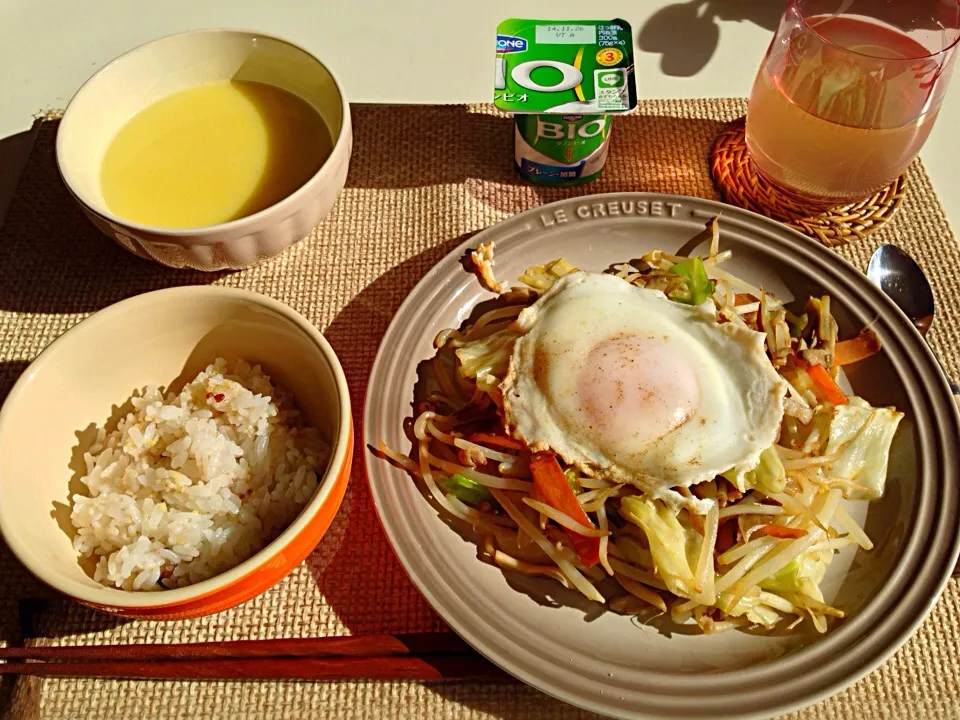 コンソメ野菜炒め 目玉焼き コーンスープ ヨーグルト リンゴ酢|にゃろめさん