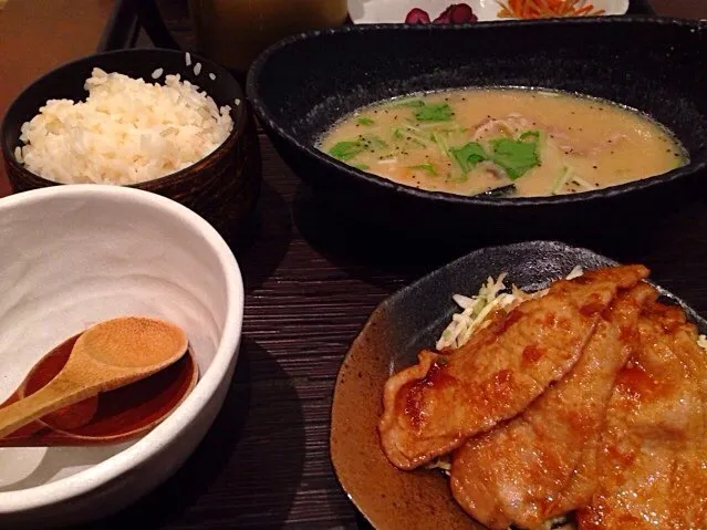 ちょい早めの昼餉。汐留 八十八楽(こめらく)、豚肉とかぼちゃときのこの特製豆乳汁茶漬け with 豚生姜焼き|Ozzyさん