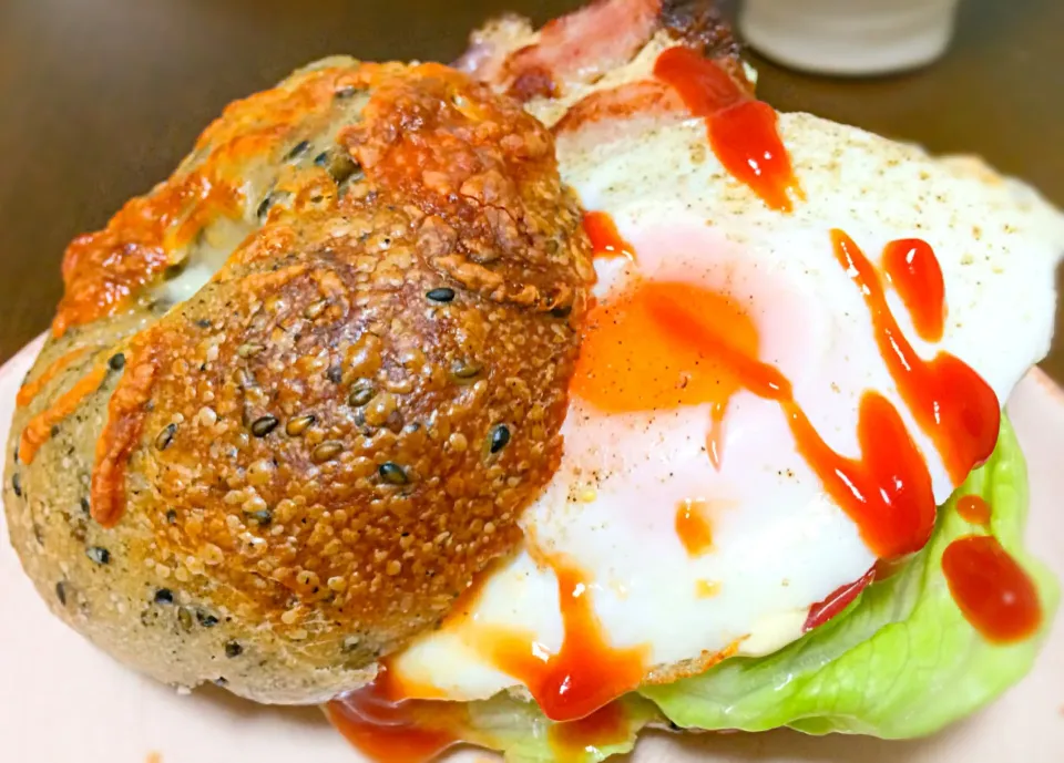 ゴマチーズベーグルのベーコンエッグサンド|ぺぎこさん