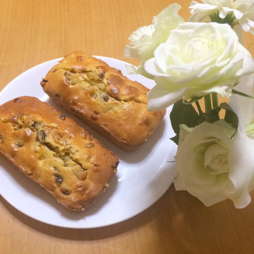 フランス風フルーツケーキと貰い物の花|kakanekoさん