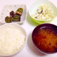 Snapdishの料理写真:ピーマンの肉詰めとキャベツの塩こんぶサラダ|Michiyo Miyauchiさん