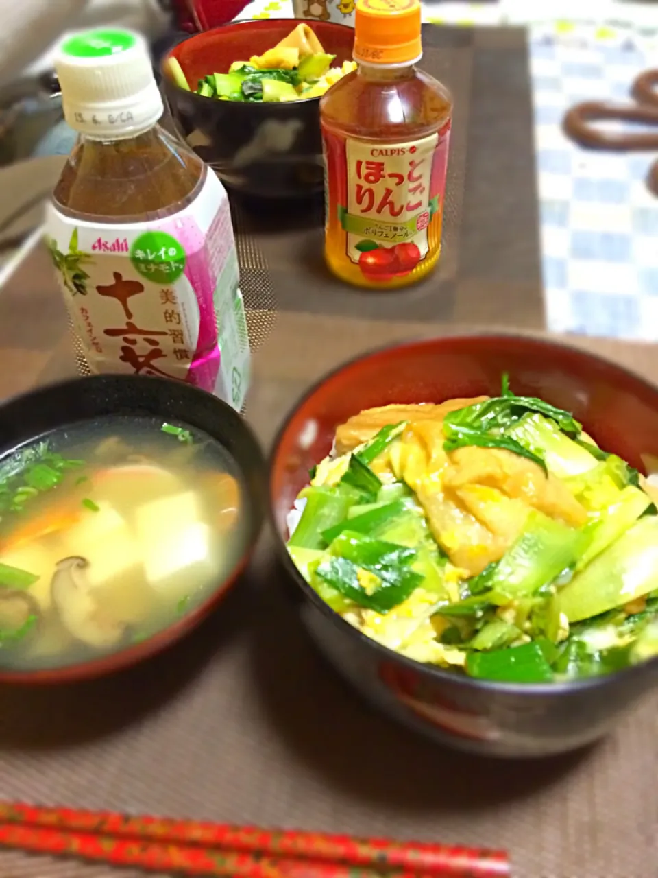 青梗菜たっぷりの精進丼と十六茶とほっとりんご 麩と油揚げで肉不使用😊 カロリーとコスパ優秀😁|佐野未起さん