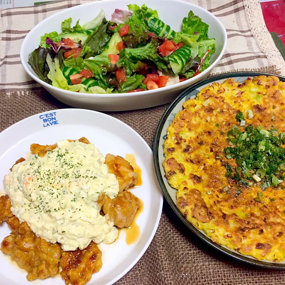 Snapdishの料理写真:チキン南蛮＊豆腐とキャベツのお好み焼き風＊サラダ|ゆかりごはんさん