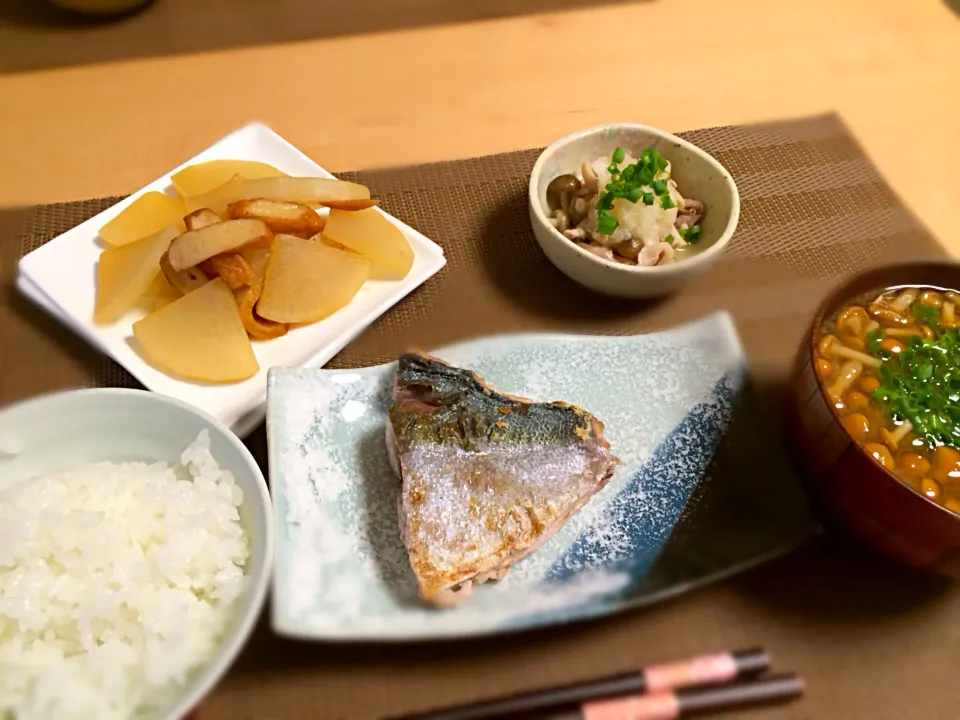 いなだの塩焼き 大根とさつま揚げの煮物、しめじと豚肉のおろし和え、なめこのみそ汁|ひろみさん