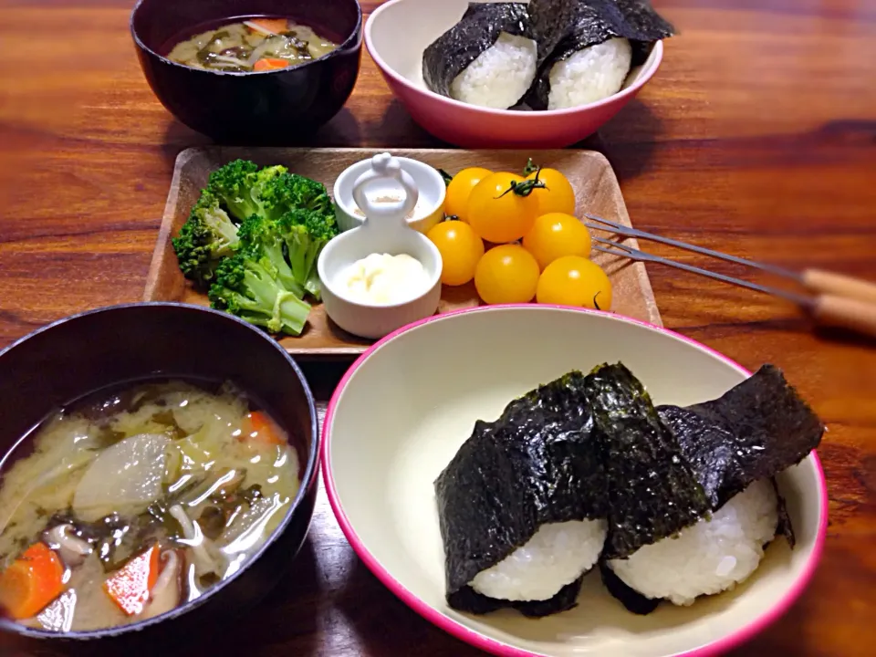 本日の子供の晩御飯 具沢山味噌汁（キャベツ 人参 玉ねぎ 春菊 大根 えのき 椎茸） ツナマヨおにぎり&塩むすび ブロッコリー&イエロートマト|K N 3さん