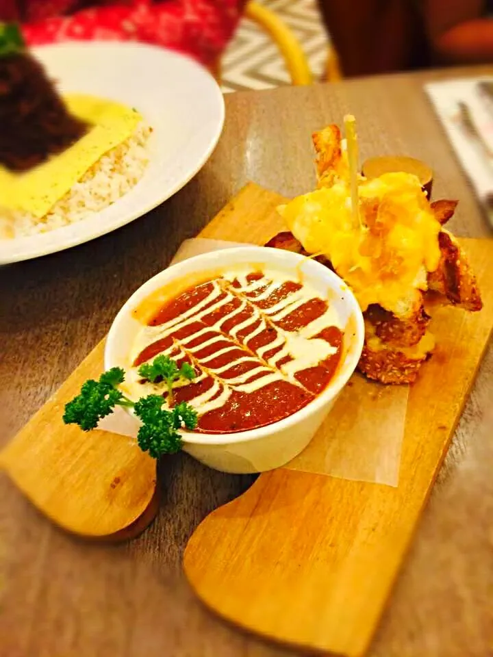 Snapdishの料理写真:ultimate grilled cheese with roated tomato soup|joyさん