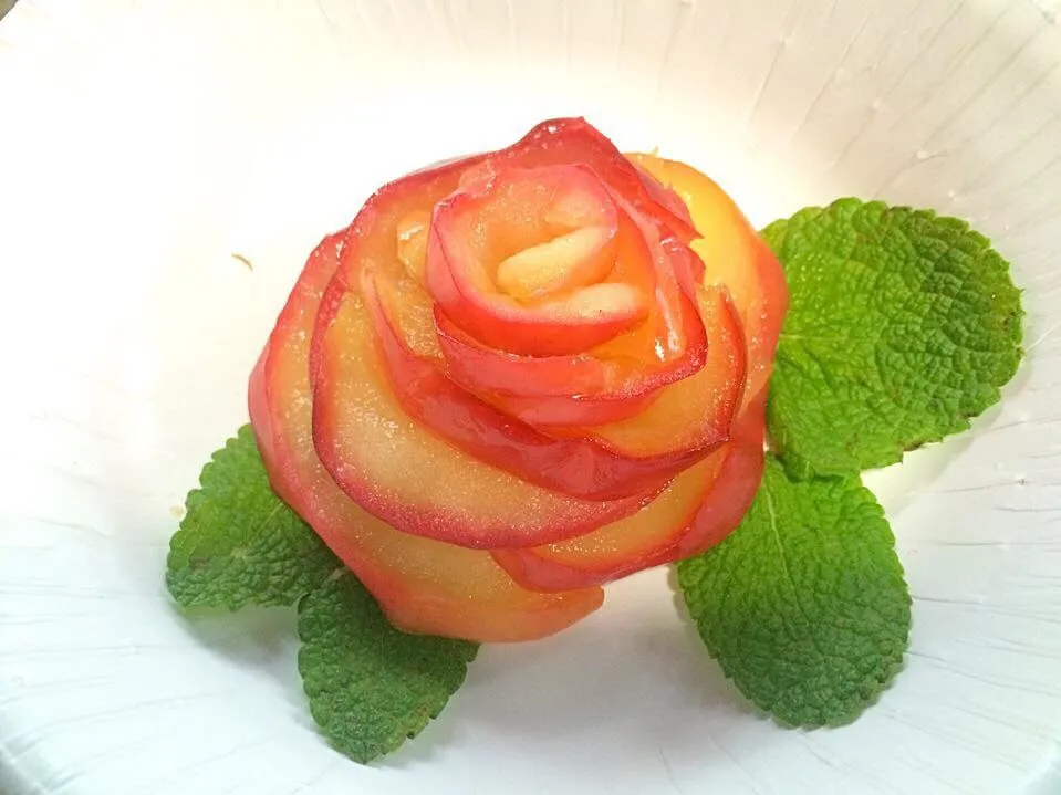 焼き林檎の薔薇🌹なおちゃんの薔薇のパンに魅せられて、パンでもパイでもないけど、作ってみました(*^^*)|バリィちゃんさん