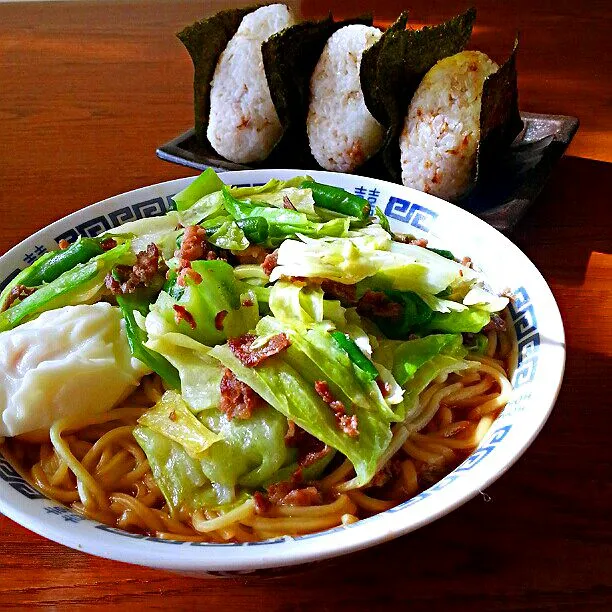 息子のお昼♡

醤油ラーメン野菜炒めとポーチドエッグのせ
ダブルおかかおにぎり|hirokoさん