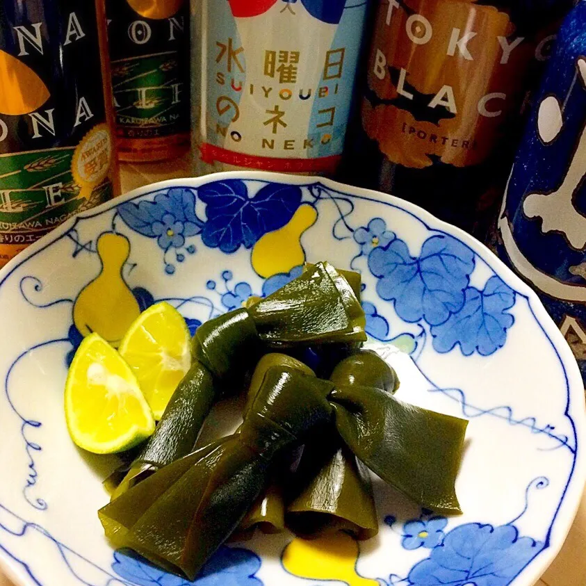 Snapdishの料理写真:結び昆布のスダチ添え〜よなよなビール ♪|angiee♡さん