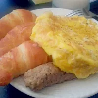 Pillsbury crescent rolls, Turkey Sausage, and snall skillet eggs|ceciliaさん