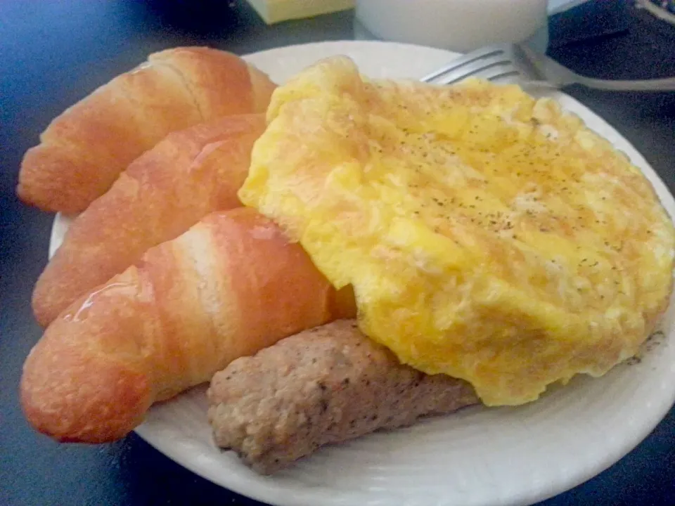 Snapdishの料理写真:Pillsbury crescent rolls, Turkey Sausage, and snall skillet eggs|ceciliaさん