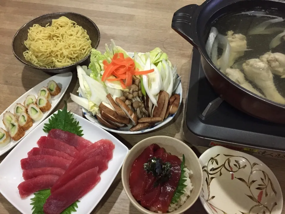 Snapdishの料理写真:野菜たっぷり鍋ラーメン・マグロ刺身・マグロの漬け酢飯丼・ちくわキュウリ|まーままさん