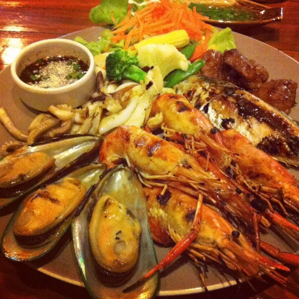 Grilled seafood w Jaew dipping sauce|Eat in Thaiさん