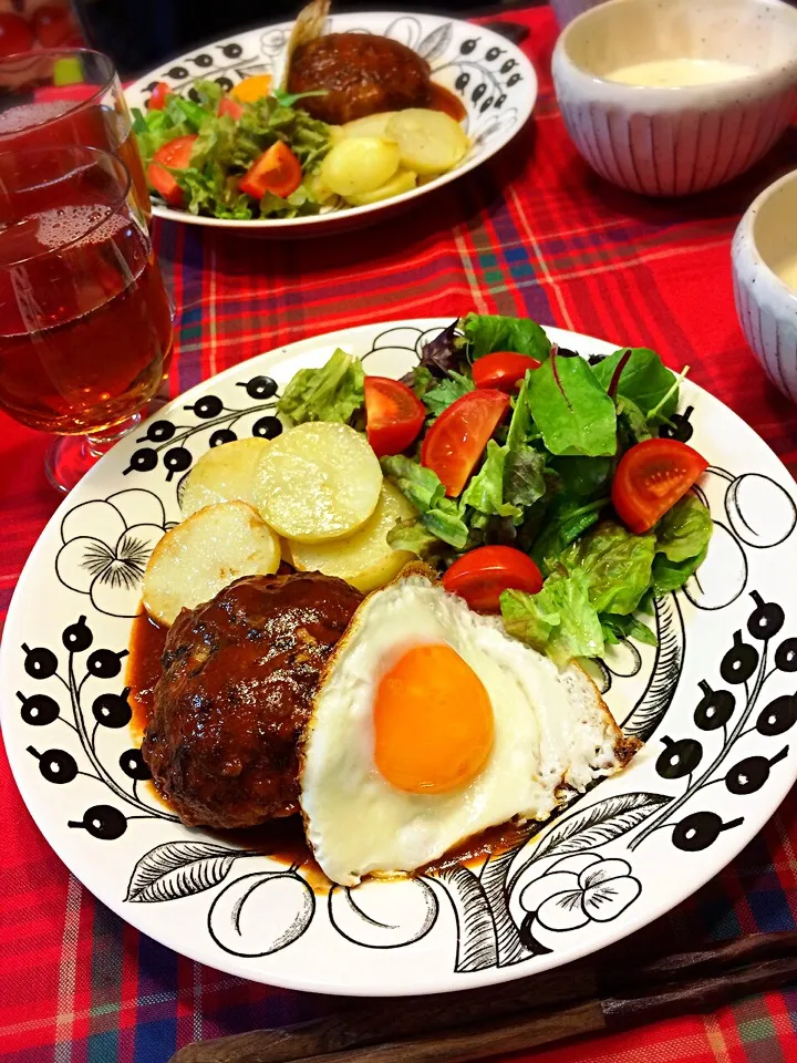 Snapdishの料理写真:バースデーディナー☆煮込みハンバーグ目玉焼きのせ•じゃがバターソテー•サラダ＆クラムチャウダー|acoyaさん