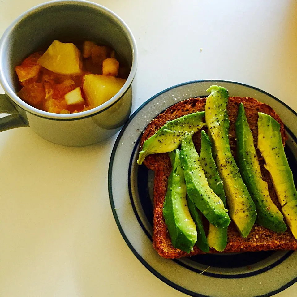 Avocado toast with fruit salad|victoria valerioさん