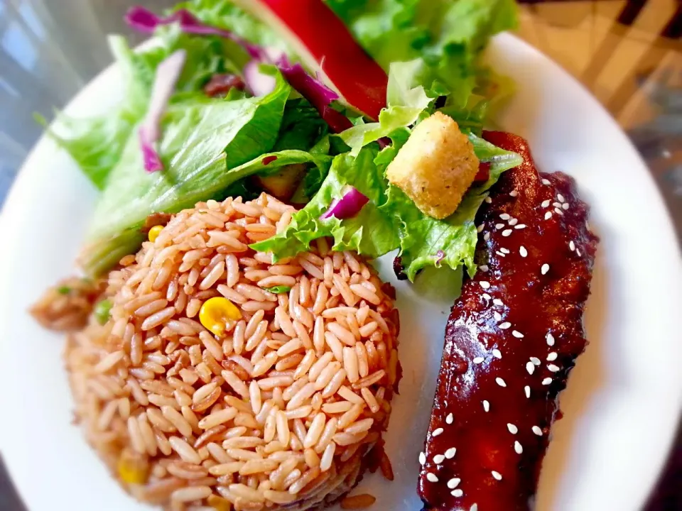 spare ribs, vegetable and turkey breast fried rice and lettuce, apples and purple cabbage|Alicia Kimaliさん