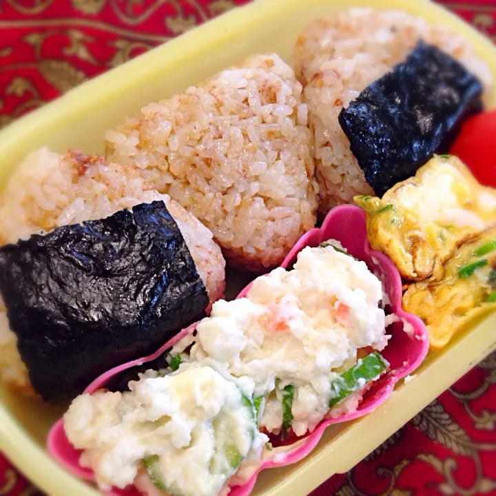 オリーブ油とおかかのおむすび🍙とポテトサラダ弁当|もえさん