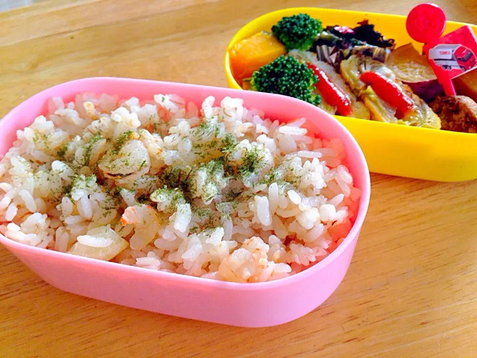 幼稚園おべんと。チョッパー＆ホヌさんの料理 じゃがエビ炊き込みご飯🍚|かわちさん