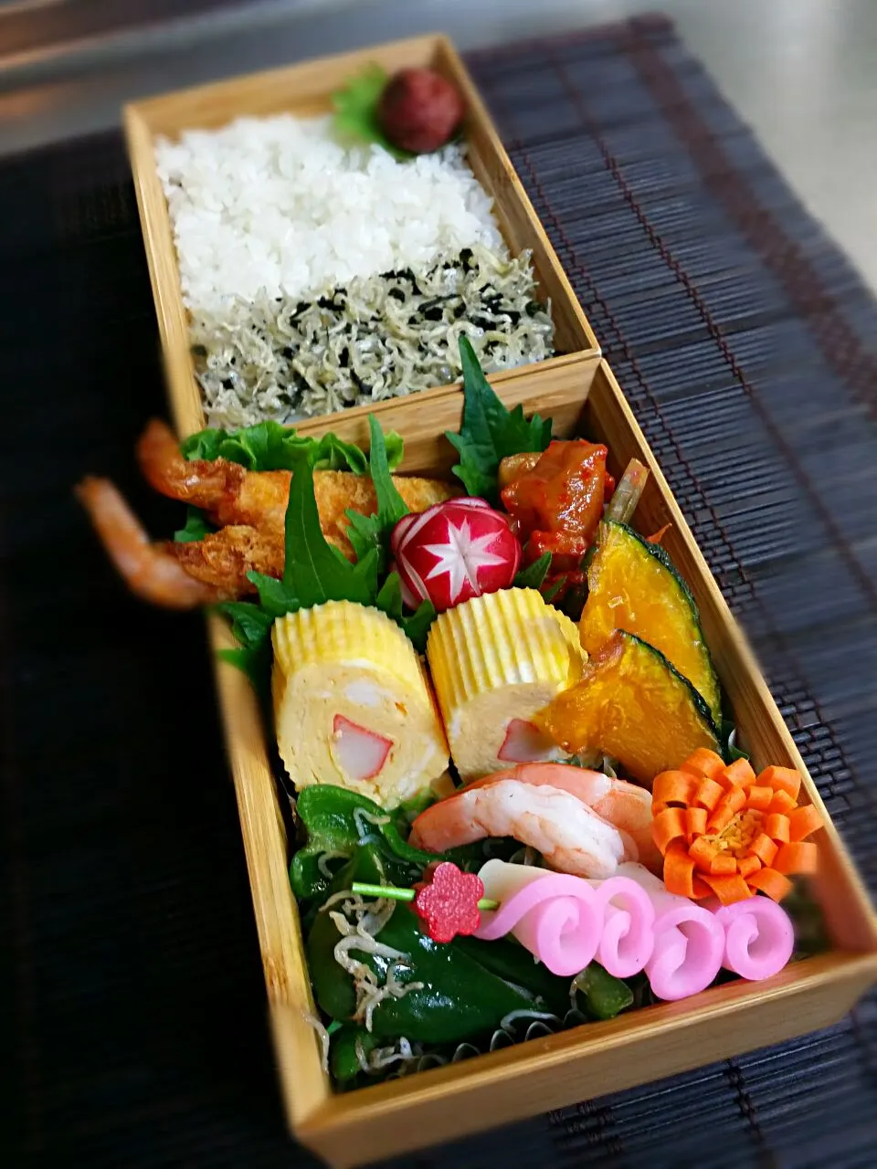 《月曜日のお弁当》🍱

・えびフライ🍤
・カニカマ入りだし巻き玉子
・かぼちゃの素揚げ
・ピーマンしらすマキシマム炒め
・ボイルエビ
・クルクル蒲鉾
・野菜シート菊
・大根キムチ

行ってらっしゃい～♡|藤田 まり子さん