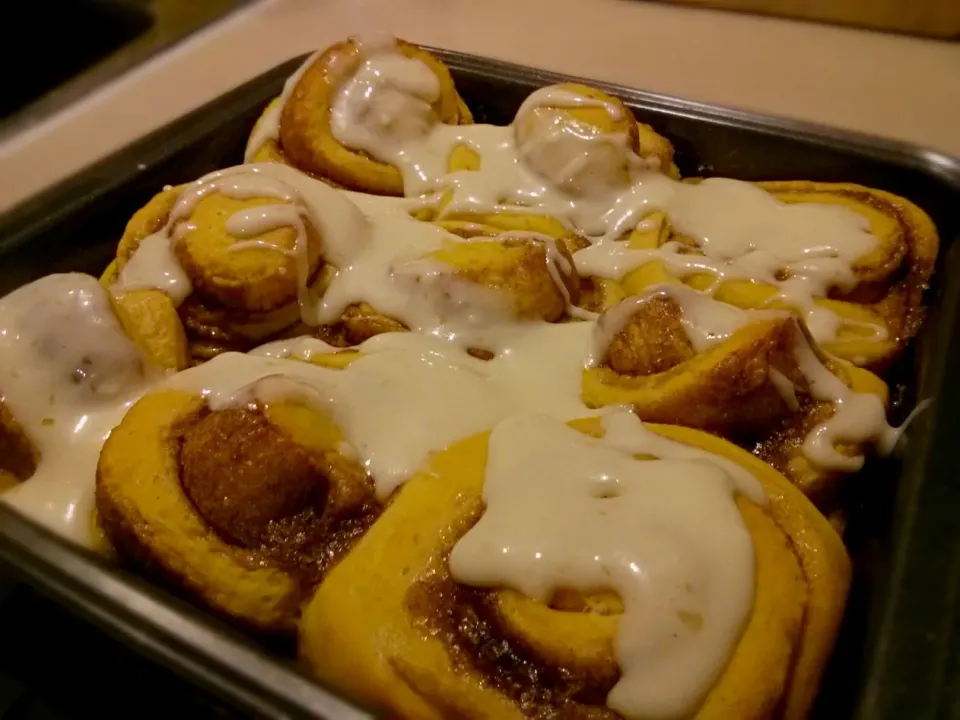 Snapdishの料理写真:Pumkin pie cinnamon rolls with cream cheese glaze <3|Julie Tranさん