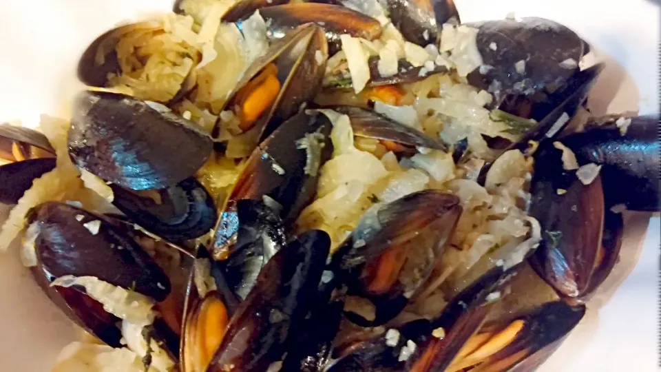 steamed mussels with fennel and champagne sauce|Jiraphon Gさん