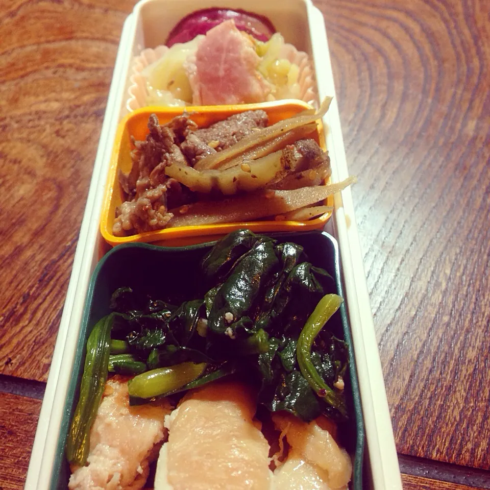 11/17娘弁当 鶏の照焼 ほうれん草ソテー  きんぴら牛肉ごぼう ベーコンとキャベツのスープ煮 さつまいものりんごジュース煮  ＋ふりかけおにぎり|yukiyamasakiさん