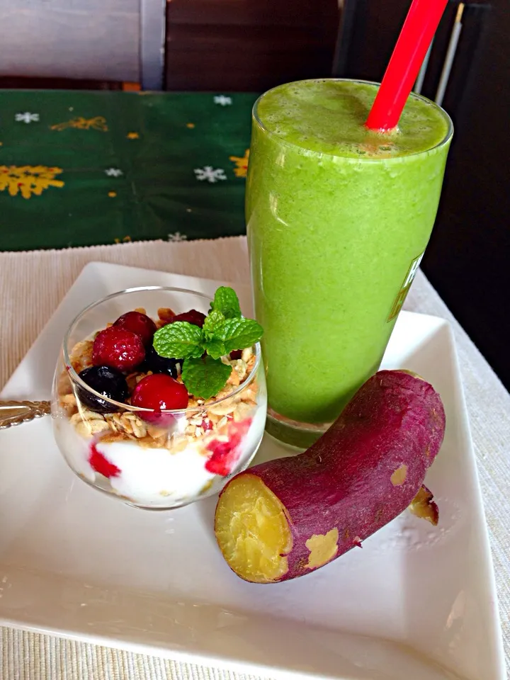 Green smoothie and fruit granola yoghurt|viviさん