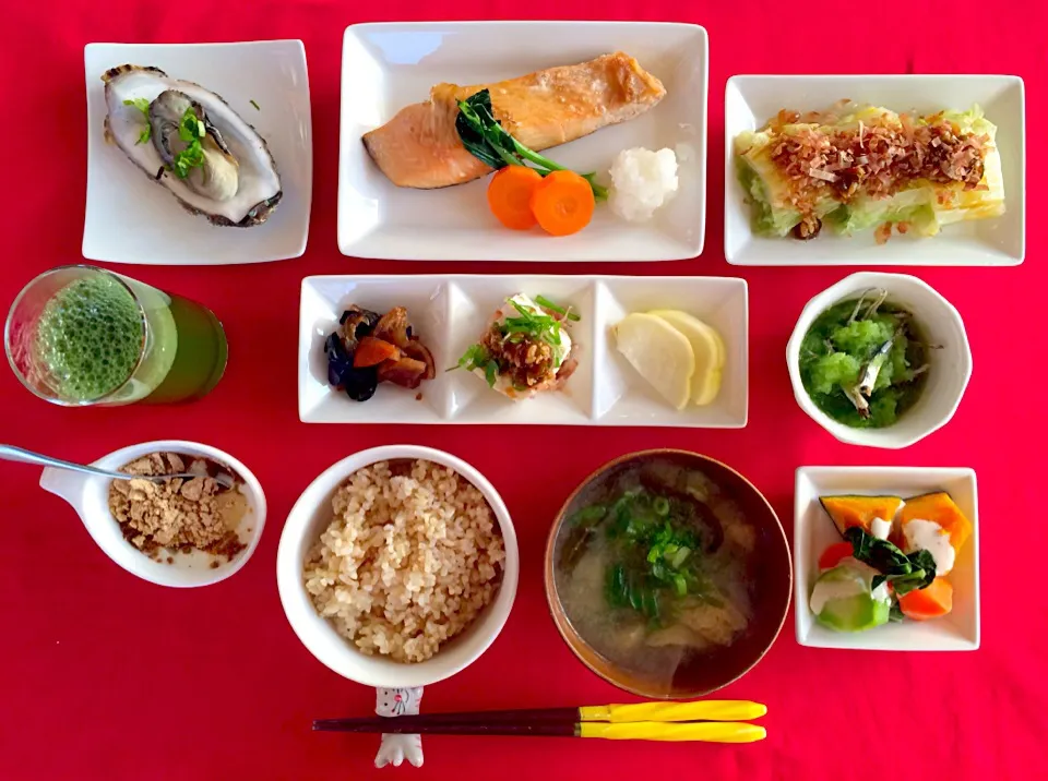 Snapdishの料理写真:朝ごはんは勝負飯^o^はみちゃん定食❗️鮭の焼魚、カキの酒蒸し、白菜お浸し、福神漬け、冷奴、沢庵漬け、おろしブロッコリーと煮干しの酢の物、かぼちゃ人参ブロッコリーの温野菜、はちみつ黒豆きな粉ヨーグルト、青汁、玄米ご飯、ワカメと揚げ、芋長ネギの味噌汁^_−☆今日もたっぷり野菜（笑）ありがたいことですね(*^_^*)食べら|はみちゃんさん