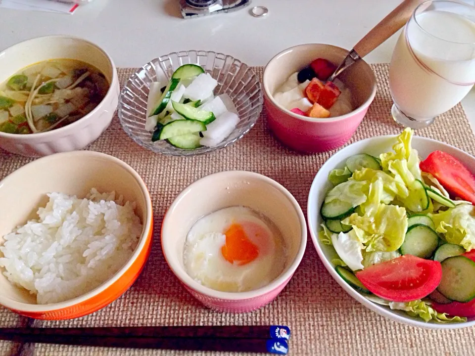 温泉卵 サラダ 大根キュウリの浅漬け 野菜スープ(昨日の残り) ヨーグルト 牛乳|にゃろめさん