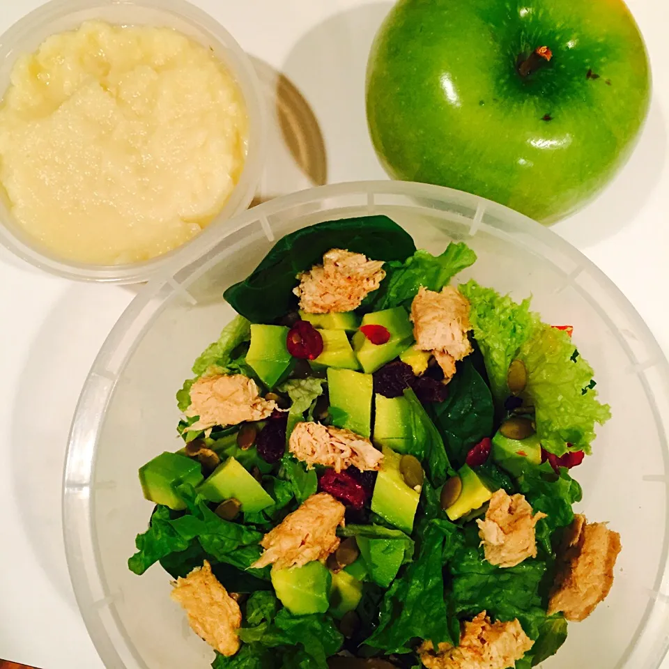 School lunch: potato soup and spinach, lettuce, avocado, chicken salad with pumpkin seeds and cranberries sprinkled on top and a side of garlic dressing. Apple |victoria valerioさん