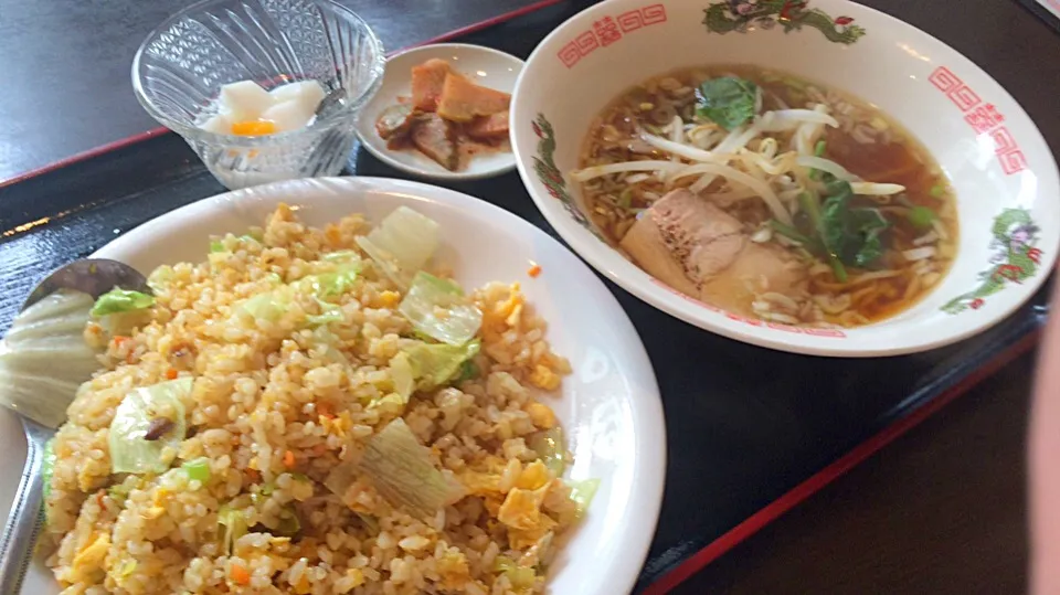 【日替定食】レタスチャーハンと小ラーメンを頂きました。|momongatomoさん