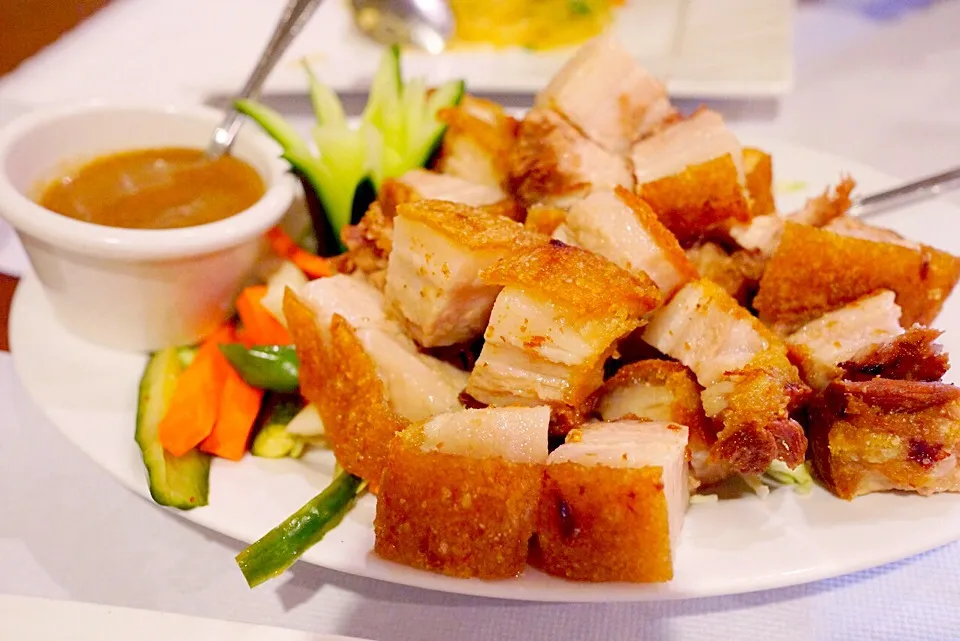 Snapdishの料理写真:Lechon Kawali (Crispy deep fried pork belly) 😋✨|Liezlさん