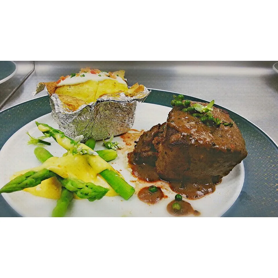 Beef Tenderloin with Perper Sauce|MARKKMPさん