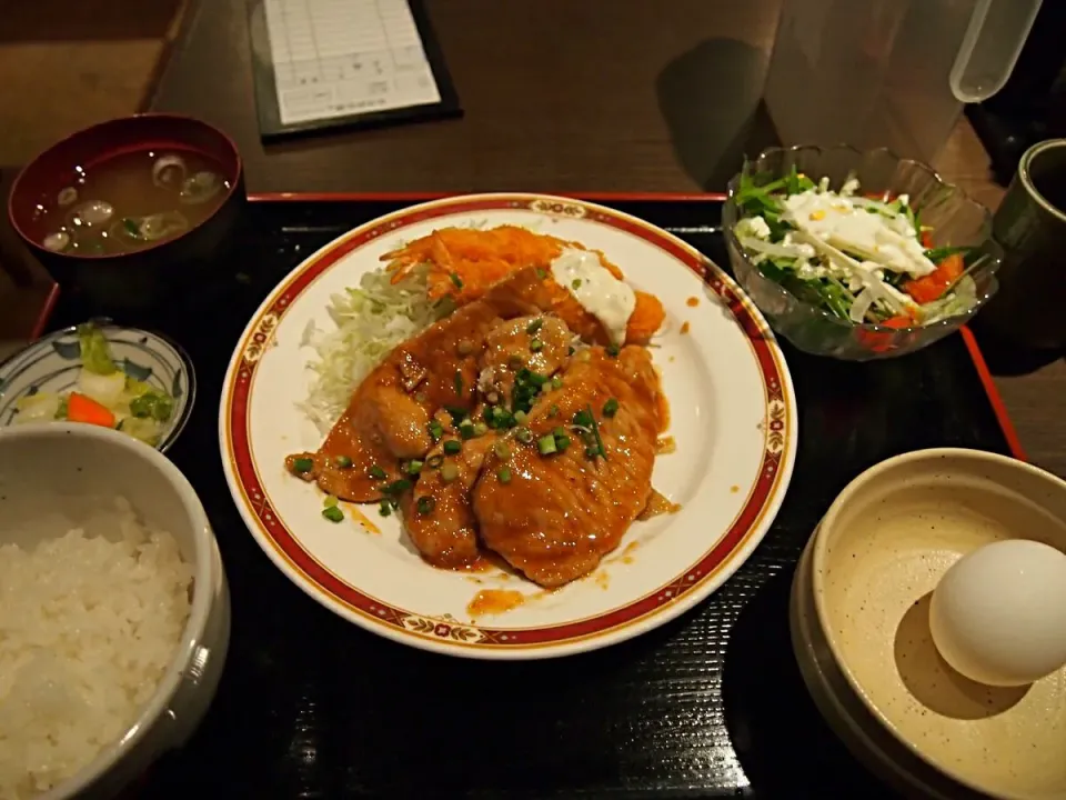 Snapdishの料理写真:日替わりランチ 豚肉の生姜焼き＆エビフライ＆シーザーサラダ|まぐろさん