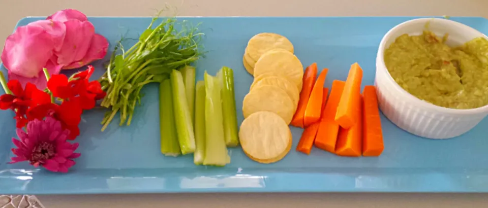 nibble plate with home made guacamole and crudités.   made by my 9 year old daughter ♡♡♡|woodfiredさん