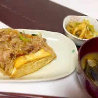 Snapdishの料理写真:豆腐ステーキ 野菜あんかけ、味噌汁、キャベツとちくわのカレー蒸し煮|ちびいさん